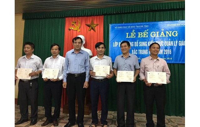 Trường Đại học Vinh tổ chức Lễ Bế giảng lớp Bồi dưỡng Nghiệp vụ Quản lý giáo dục tại Hà Tĩnh